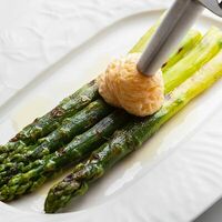 Спаржа на гриле с соусом голландез в Mastersuit Cafe