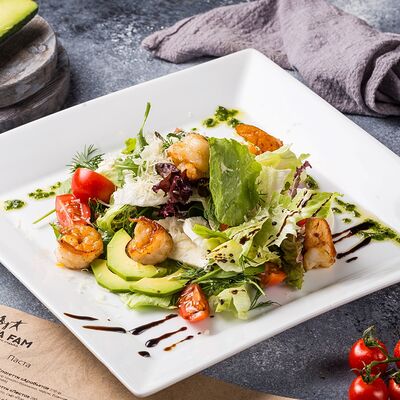 Салат с креветками и авокадо в Фиеста по цене 1150 ₽