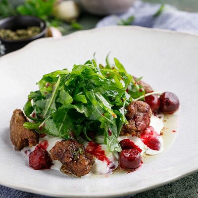 Салат с куриной печенью, вишней и страчателлой в Кукумбер по цене 690