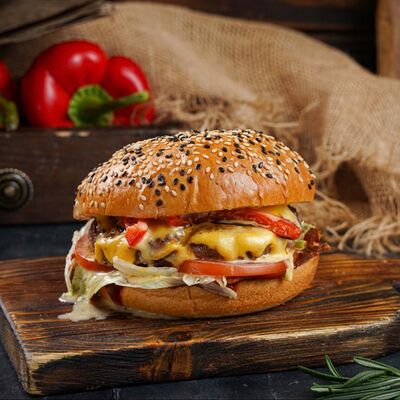 Бургер с говядиной в Наш двор по цене 530 ₽