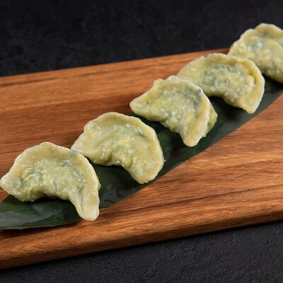 Вареные пельмени с креветочным фаршем, джусаем и яйцом в Soju по цене 575 ₽