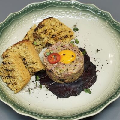 Тартар из телятиныв Мёд и Масло по цене 1000 ₽