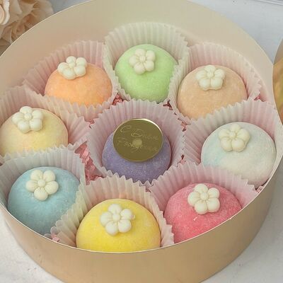 Моти с днем рождения диаметр 20 см в золотой коробочке в Кондитерская КонфеткаПитер по цене 2390 ₽