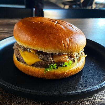 С беконом и грибами в Бекки бар по цене 550 ₽