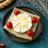 Запеченный камамбер с черри, дольками чеснока и розмарином в Моя Раковарня по цене 1200