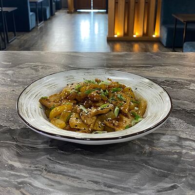 Куриное филе с ананасами в тайском соусе в Суши-бар Макото по цене 450 ₽