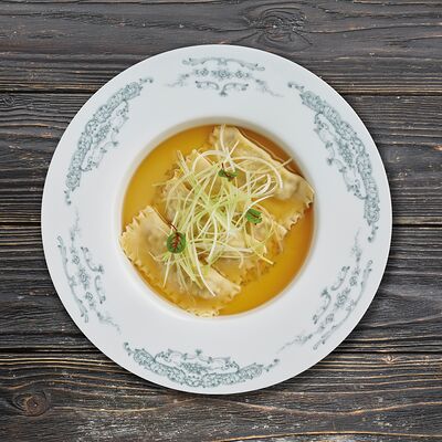 Равиоли с уткой и крепким бульоном в Fermа по цене 850 ₽