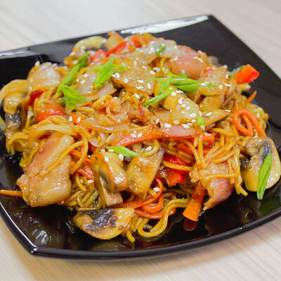 Яичная лапша с шампиньонами и беконом в соусе терияки в Maiko Sushi Bar по цене 329 ₽