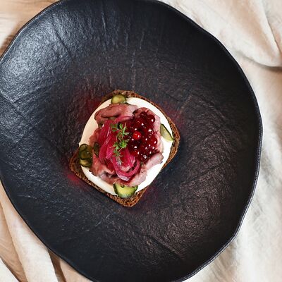 Смёрребрёд с ростбифом и пиклзв KOKK по цене 630 ₽