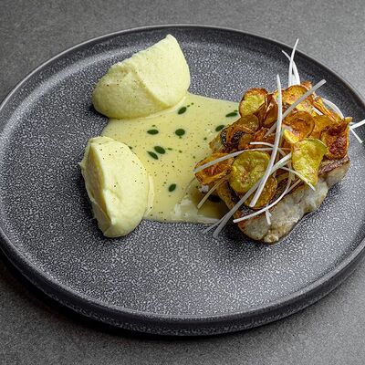 Судак с цветной капустой, картофельными чипсами и луком-пореем в 321 Club by Novikov по цене 1280