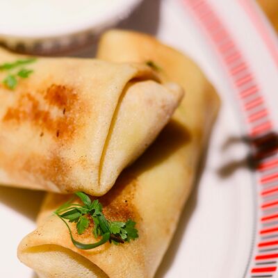 Блины с мясом и сметанойв Тарелочки по цене 790 ₽