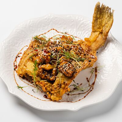 Хрустящая камбала в кисло-сладком соусе в Омулевочная по цене 650 ₽