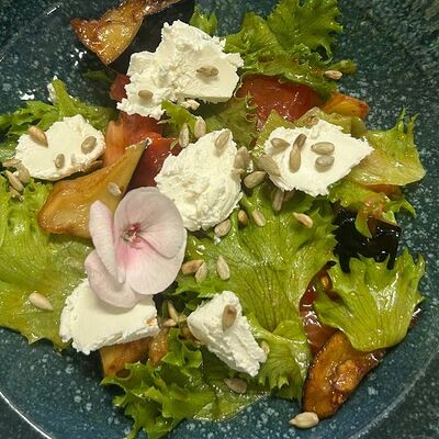 Салат с хрустящим баклажаном и сыром фетав Мятный Трюфель по цене 390 ₽