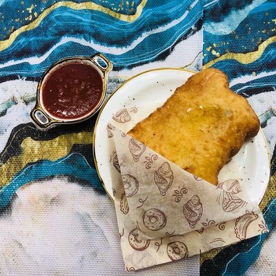 Пирожок Сосиска и картошкав Чайхана 24 Халяль по цене 150 ₽