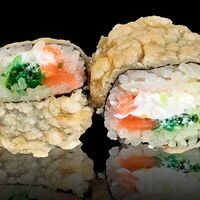 Горячий ролл с лососем и чукой в Пусан