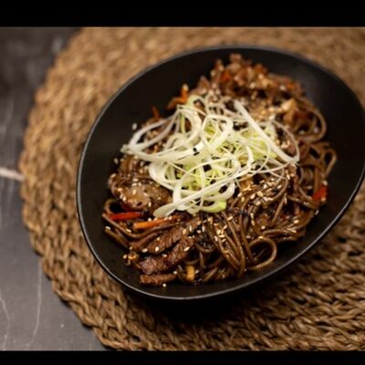 Соба с говядиной в Taka Bar & Grill по цене 620 ₽