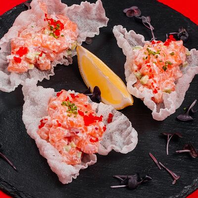 Тартар из лосося в соусе юдзу в Umami по цене 990 ₽