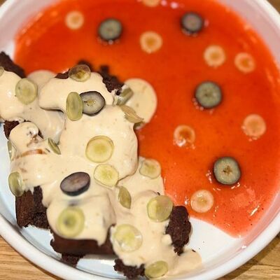 Ломаный брауни с ягодным соусом в Уголь по цене 590 ₽