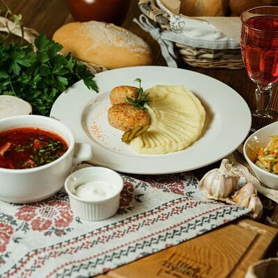 Борщ, котлеты с картофельным пюре, салат из квашеной капусты, напитокв Шеф Пушкин по цене 500 ₽