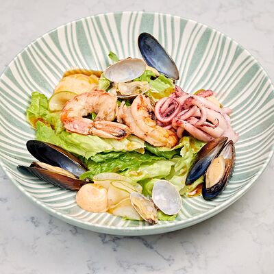 Салат с морепродуктами в Икра по цене 760 ₽