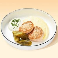 Куриные котлеты с картофельным пюре, моцареллой и соусом тартар в Ketch Up