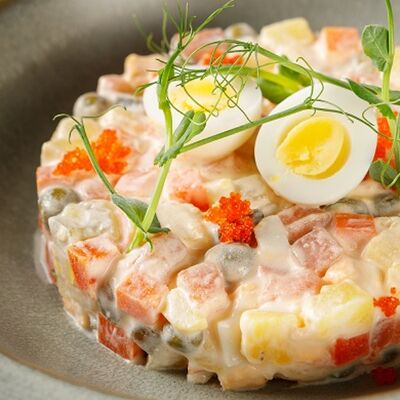 Салат Оливье с курицей в Романов парк по цене 770 ₽