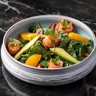 Салат из лосося и авокадо в Sesilia по цене 990