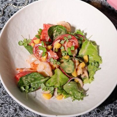 С креветками, манго и соусом том ям в Sweetheart по цене 840 ₽