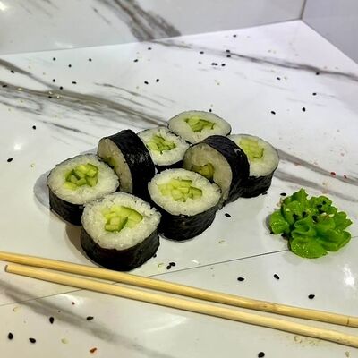 Классический с огурцом в Суши мира по цене 150 ₽