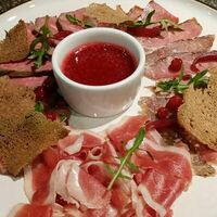 Тарелка мясных деликатесов в Le Grill