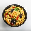 Яичная лапша с курицей и грибами муэр в сингапурском соусе в RollWok club по цене 499