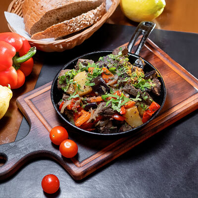 Бараньи потрошки, жаренные с овощами в Золотая прага по цене 845 ₽