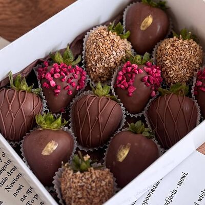 Клубника в молочном бельгийском шоколаде, 12 крупных ягодв Berry sweets по цене 3030 ₽