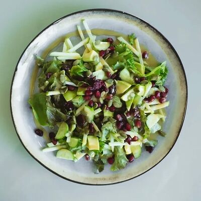 Салат с яблоком, авокадо и гранатом в Semplice Secondfloor по цене 440 ₽