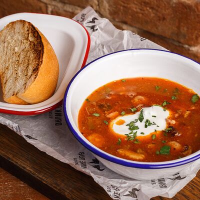 Солянка с копчеными колбаскамив Дранки паб по цене 590 ₽