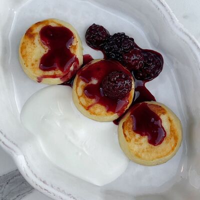 Сырники с ежевичным соусом и сметанойв ROMO по цене 625 ₽