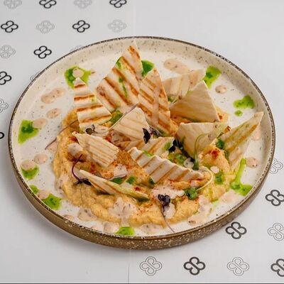 Хумус с чипсами из тортильив Selfish по цене 420 ₽