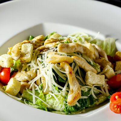 Цезарь с курицей в Temple pizza по цене 490 ₽