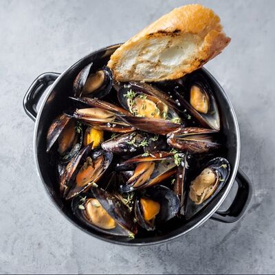 Мидии в соусе из белого вина в Раковая на Усачева по цене 1800 ₽