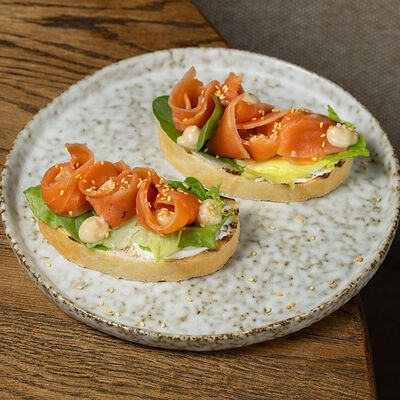 Брускетта с красной рыбойв БарТо по цене 908 ₽