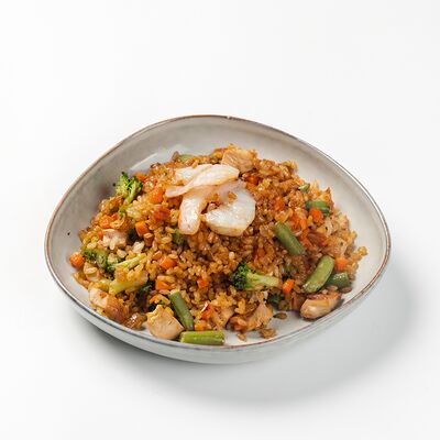 Жареный рис с курицей, креветкой и овощами в Матрешка по цене 420 ₽