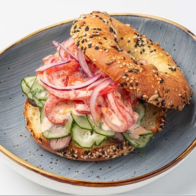 Бейгл с томленой кониной в CrepeCafe по цене 3060 ₸