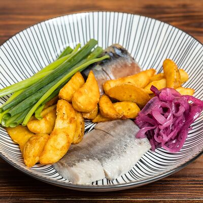 Сельдь слабой соли, копченая скумбрия, картофель, маринованный лук в Трактир Колесо по цене 528 ₽