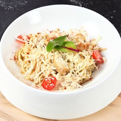 Паста с курицей в грибном соусев Binz по цене 490 ₽