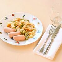Сосиски с макаронами в Моне