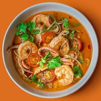 Том ям с креветками и кальмаром в Бяньбянь