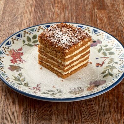 Медовик в Дзамико по цене 450 ₽