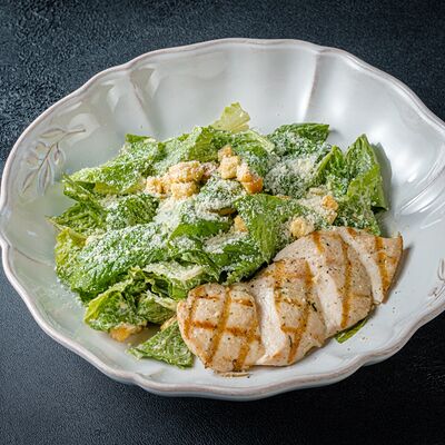 Салат Цезарь с курицей в Florentini City Café по цене 850 ₽