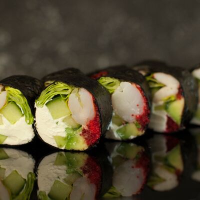 Кето-ролл с креветкой 1/2 в Ем с Матрёшкой по цене 420 ₽