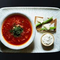 Борщ из говядины с копченой сметаной и копченым конским загривком в Дача